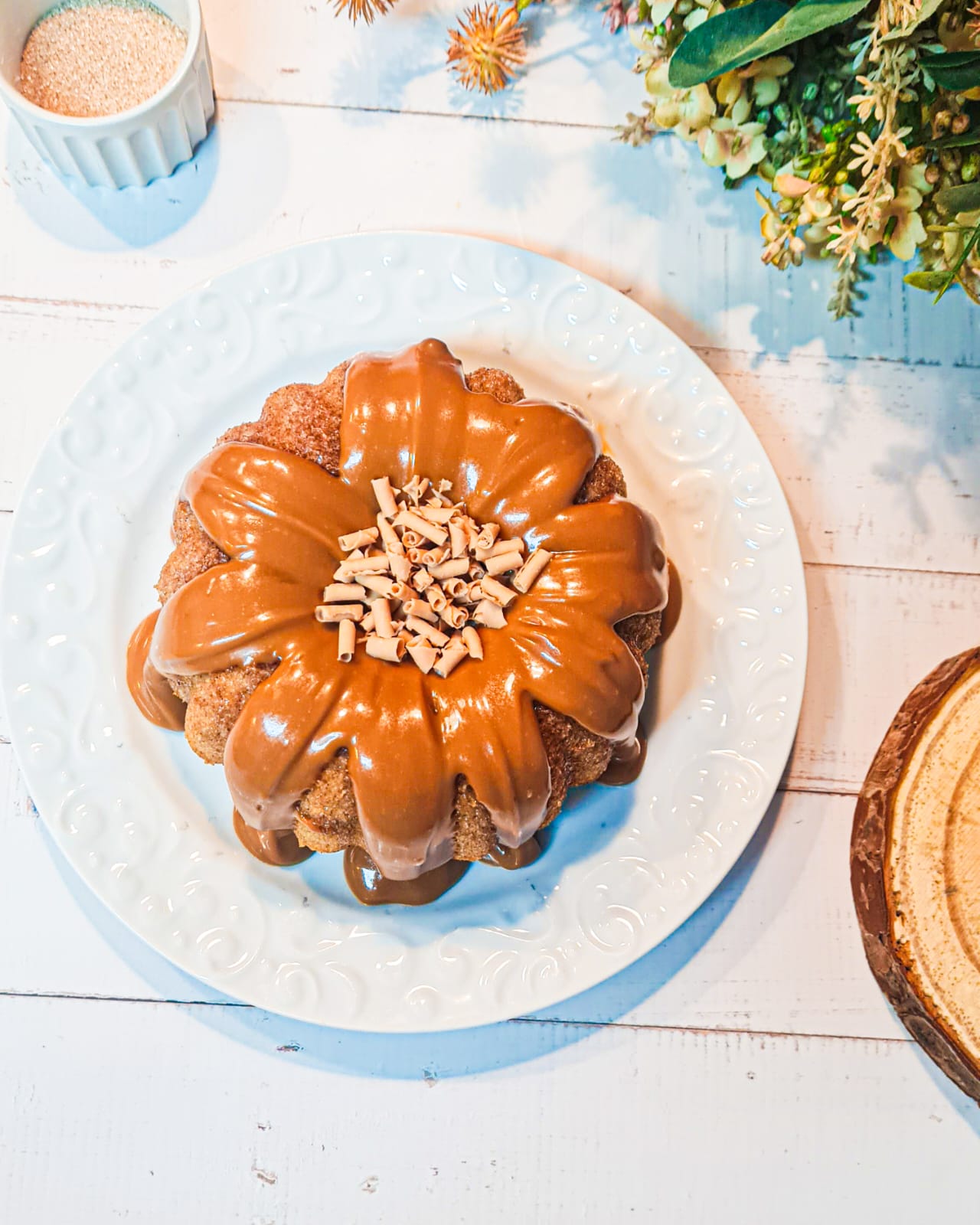 Bolo com calda de doce de leite