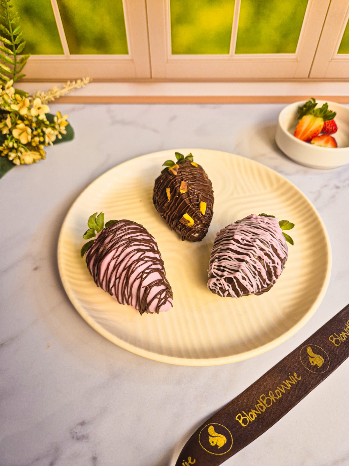 Bombom de Morango artesanal da BlondBrownie — Morango fresquinho envolvido em chocolate, nas opções tradicional, brigadeiro tipo morango (Nesquik) e brigadeiro de pistache.