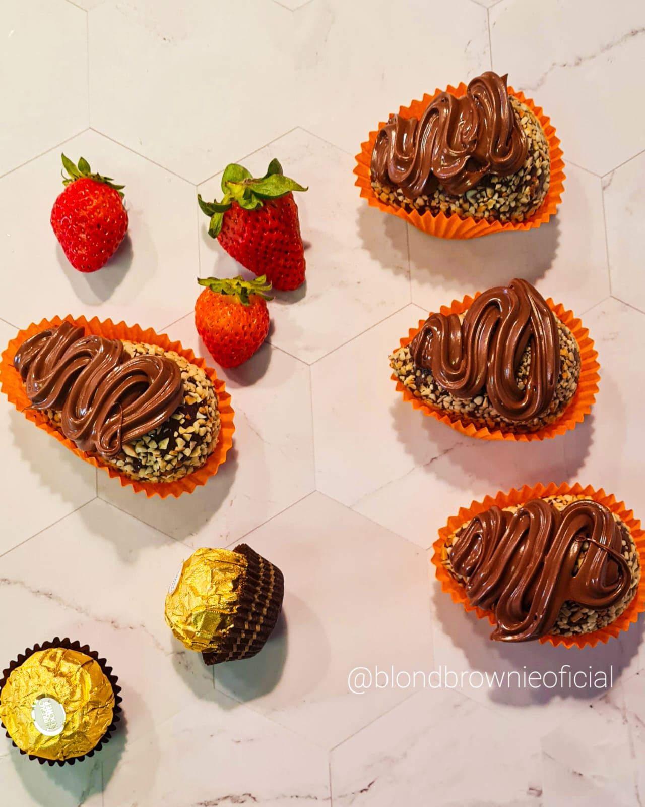 Coxinha de Morango artesanal da BlondBrownie — Morango inteiro coberto de brigadeiro e finalizado com castanhas, nos sabores brigadeiro tradicional e Nutella.