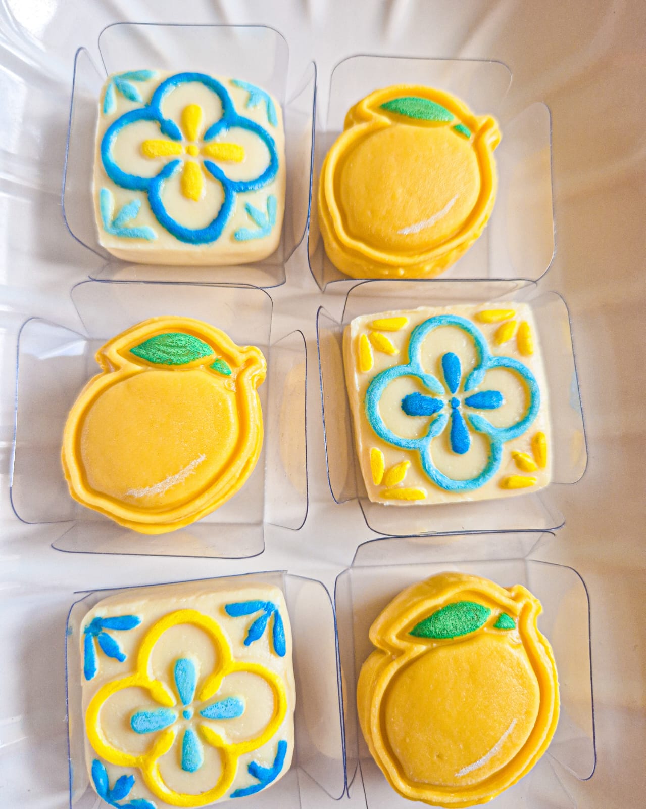 Doces decorados azulejo e limão